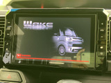 画面には車両イメージが表示され、周囲のボタンも見分けやすい配置です。音量調整や曲送りなどの操作を手元で確認しやすく、普段の移動をサポート。視認性に配慮された一体感のある操作パネルです。