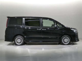 両側パワースライドドア付きだから、狭い駐車スペースなどでの 乗り降りラクラク!小さなお子さまのいるご家庭には嬉しい装備。