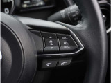 【マツダ・レーダー・クルーズ・コントロール】センサーが前方車を検知し、運転者がアクセルペダルやブレーキペダルを踏まなくても、設定した速度での走行や、前方車との車間距離を一定に保つ追従走行ができます。