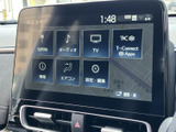 目的地やオーディオ、テレビ、エアコンなどのメニューを画面上で選べる構成です。必要な項目を一覧から確認でき、日々の移動で使う機能へアクセスしやすい装備です。