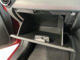 【収納部】パッと手に取りたい小物の置き場に便利。その他、沢山の収納部がございます。