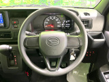 インテリアに合わせたデザインのステアリングは、運転される方のことも考え、運転しやすい形状、大きさです。是非一度、実際に触ってお確かめください。