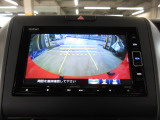 バックカメラの画像です。ガイドラインがスムースな車庫入れをサポートいたします。車庫入れの安心感がアップしますね。