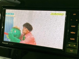 停車中にテレビ番組を視聴でき、待ち時間の過ごし方を広げてくれる装備です。画面には番組映像が表示され、音声とともにお楽しみいただけます。お出かけ先での休憩時間にも活用できます。