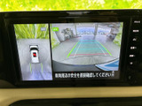 後方の映像に加えて車両周辺の表示も確認でき、駐車時の安全確認をサポートします。画面上のガイドを目安に後退できるため、狭い場所での車庫入れにも便利です。