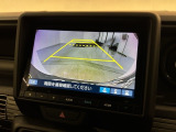 リバースギアに入れるだけで後方の表示へ切り替わります。夜間や雨の日の駐車も楽になりますよ。