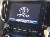 【メーカー純正ナビ】インテリアに溶け込むスタイリッシュな「専用設計」メーカーナビを装備♪視認性や操作性など基本性能にも優れ、より上質なカーライフをお楽しみいただけます。