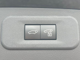 【パワーバックドア】スマートキーや運転席のボタンを押すだけでリアゲートが自動で開閉します!荷物を持っている時や、高い位置にあるバックドアを閉める際に便利な機能です♪