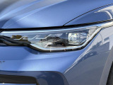 LEDマトリックスヘッドライト「IQ.LIGHT」。対向車や先行車を検知し、LEDを個別制御。まぶしさを抑えながら、夜間の視界をしっかり確保します。