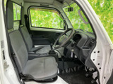 大きな窓から外の様子を確認しやすく、乗り降りの際も車内全体を見渡せる運転席まわりです。シートは体を受け止める形状で、日々の移動や作業の合間にも落ち着いて過ごせる空間となっています。