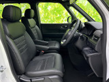 前席はゆったりした座面と背もたれで、運転席・助手席とも落ち着いて過ごせる空間。大きな窓から外の様子を確認しやすく、乗り降りもしやすい印象です。