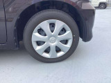 純正ホイールカバーで全体的にデザインがまとまっています。車も人も、オシャレはまずは足元からですね。
