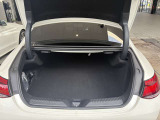 ゆったりとしたトランクルームでございます。たくさんのお荷物の車載が可能でございます。