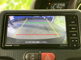後方の様子をモニターで確認でき、画面には車庫入れの目安となるガイド線も表示されています。駐車時に周囲を見渡す際の確認をサポートし、日常の駐車に役立ちます。