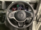 ハンドルにHondaセンシング系のクルーズコントロールやレーンキープアシストなどのスイッチと、オーディオの操作スイッチが装備されています。ハンドルから手を離さず安全に操作できます。