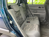 後席は左右にヘッドレストを備え、座面と背もたれに柄をあしらった落ち着いた空間です。窓からの光が入り、同乗者もゆったり過ごせるような、見通しのよい車内です。