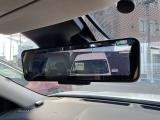 【スマートルームミラー】後方の映像を高精細モニターに映し出し、荷物や乗員で視界が遮られても安全に確認可能。夜間や雨天でもクリアな視界を確保する先進装備です。