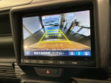 リバースギアに入れるだけで後方の表示へ切り替わります。夜間や雨の日の駐車も楽になりますよ。