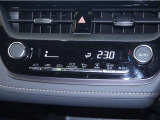 【オートエアコン】設定した温度になるように車が自動で風量や吹き出し口、冷暖房の強さを調整してくれるエアコンです。一度温度を設定すれば、自動で快適な室温を保ってくれるので運転に集中しやすいですよ♪