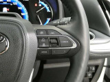 ステアリングスイッチ付き。前方から目を離すことなく操作することが可能です。