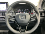 手元に複数のスイッチを備え、運転姿勢を保ちながら各種機能を扱いやすい構成です。メーターや画面を見ながら操作でき、日常の運転を便利に支えます。