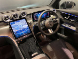 運転席ドアトリムには窓の一括コントローラーと電動ドアミラーのコントローラーが装備。