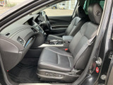 前席はゆったりとした座面で、落ち着いて運転に集中しやすい空間です。前方の視界も確保しやすく、乗り降りの際にも座席まわりの広さを感じられる室内となっています。