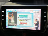 テレビ番組を画面に表示できる装備です。停車中の休憩時間などに映像を視聴でき、移動の合間に車内で過ごすひとときをより快適に楽しめます。