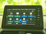 音源やテレビ、自宅などのメニューが一覧で表示され、目的に合わせて選びやすい画面構成です。表示が整理されており、日常の移動で使いたい機能を確認しやすくなっています。