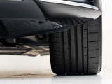 車体を前方から見た際の【左前輪】です。溝の残量やキズの有無など、より状態を詳しくお知りになりたい場合はスタッフまでお尋ね下さいませ。