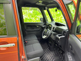 運転席まわりは前方の視界が広く、周囲の状況を確認しやすい配置です。シートや足元にもゆとりが感じられ、日々の乗り降りから移動まで快適にお過ごしいただけます。