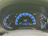 速度や燃料残量などの情報がひと目で見渡せる配置で、運転中も確認しやすいメーターです。中央の表示部には車両情報がまとまり、必要な情報を把握しやすくなっています。