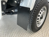 【マッドフラップ】泥や小石、雪、水しぶきから車体や後続車を守る泥除けとしての効果があり、オフロード走行や悪天候時に特に有効です。