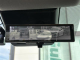 【デジタルルームミラー】車両後方カメラの映像をルームミラーに映すことが出来ます。 そのため、後席に人や荷物があって後方が見えづらい場合でもしっかり視界を確保することが出来ます。