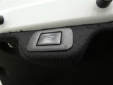 ワンタッチでバックドアが開閉。重たいバックドアも力いらずで開閉できる便利なパワーバックドア付きです!