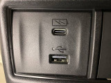 エアコン操作パネルの左側に、スマートフォンなどの充電可能なUSB端子と、音源などの外部入力の可能なUSB端子がついています。移動中に充電もできるので便利です。