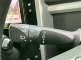 レバーにはワイパー操作に関する表示がまとまり、雨天時も必要な設定を確認しやすい造りです。運転席から手元で操作でき、天候の変化に合わせた視界確保をサポートします。