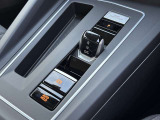 スイッチ式シフトセレクター/エンジンスタートボタン/電子パーキングブレーキを機能的にレイアウトした先進的なコックピット。