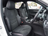 【清潔感のある運転席&助手席】隅々までクリーニングの行き届いた運転席&助手席。目立ったシミや汚れ等もございません。快適なドライブをどうぞ。