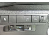 オートマチックハイビームとは、先行車や対向車のライトを認識し、ハイビームとロービームを自動で切り替える機能です。夜道の視界を確保します。詳細は販売店スタッフまでおたずねください。