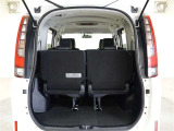 3列目シートは跳ね上げ式で折りたたみ可能です。キャンプ用品など大きな荷物もばっちり収納可能です!