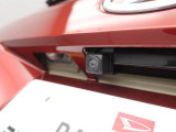 後退時に車両の後ろ側をモニター画面に表示します。車庫入れなどでバックする際に後方確認ができて便利です。車庫入れが苦手な人もこれで安心。