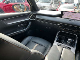 助手席も運転席同様に上品且つ質感の高いデザインで優雅にドライブを堪能できます。
