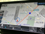 地図上に現在地や周辺の道路、施設情報が表示され、目的地までの道順を確認する際に便利です。画面内の情報を見ながら行き先を把握でき、慣れない場所へのお出かけにも役立ちます。