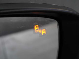 【ブラインドスポットモニタリング】走行中、ドアミラーの死角になりやすい箇所に後続車が接近するとサイドミラーのレンズに警告を表示。ドライバーに注意喚起をしてくれます。