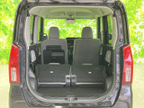 後席を倒すと荷室側へフラットに広がり、長さのある荷物も載せやすいレイアウトです。必要に応じて座席を活用でき、普段の買い物から荷物の運搬まで対応します。