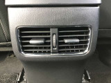 後部座席にもエアコン吹き出し口がしっかり装備されています。