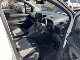 運転席も使用感少なく綺麗です。