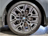 BMWの純正アロイホイールは軽量かつ強度にも優れているホイールで走行性能を引き上げる設計になっております。足元にもBMWは妥協がなくこだわっている個所になります。