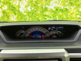速度や燃料の目安、シフト位置などを運転席から確認しやすい配置です。必要な情報をひと目で把握しやすく、日々の運転時にも安心して活用いただけます。